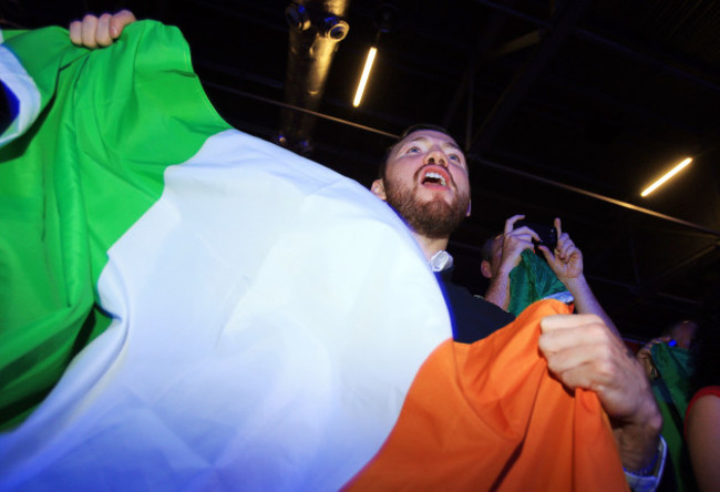 Andy Lee cheers on Katie Taylor 6/8/2012