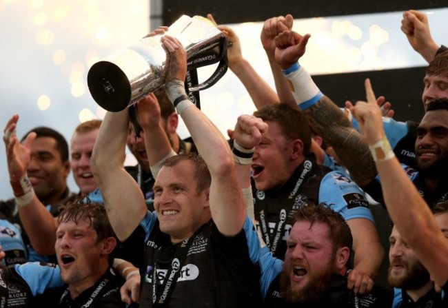 Al Kellock lifts the Guinness PRO12 Trophy