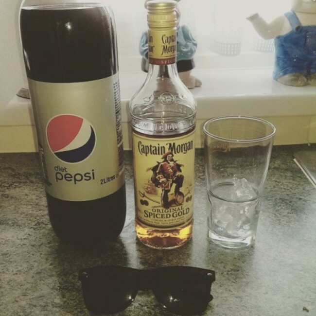 Hello frieeeend :-) #pepsi #diet #captainmorgans #spiced #ice #sunnies