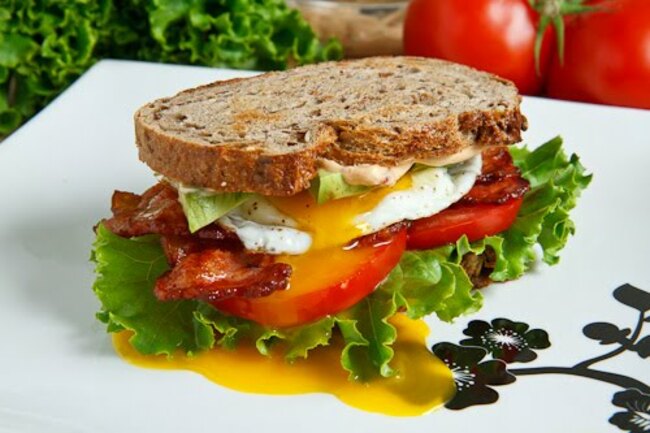 Avocado+BLT+with+Fried+Egg+and+Chipotle+Mayo+500+7707