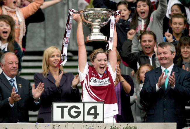 Elaine Finn lifts the trophy