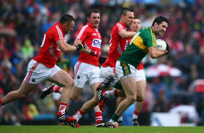 Bryan Sheehan is tackled by Kevin OÕDriscoll