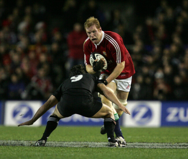 Paul O'Connell tackled by Byron Kelleher