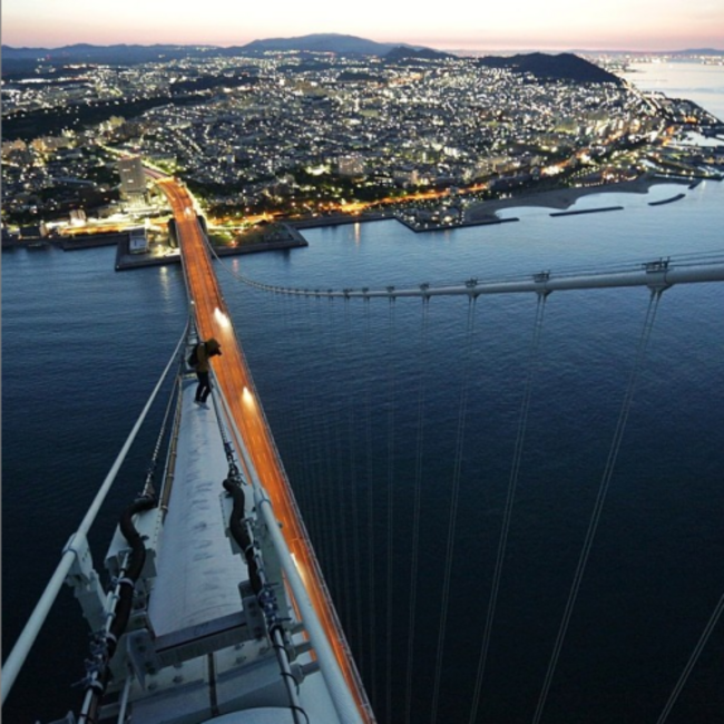 this-photo-was-taken-at-the-top-of-japans-akashi-kaikyo-bridge-the-worlds-longest-suspension-bridge