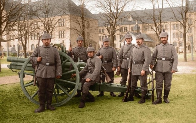 here-a-german-field-artillery-crew-poses-with-its-gun-at-the-start-of-the-war-in-1914