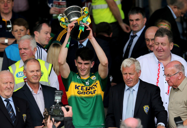 Mark O'Connor lifts the trophy