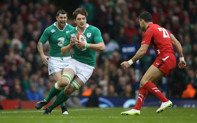 IrelandÕs  Iain Henderson supported by Rob Kearney