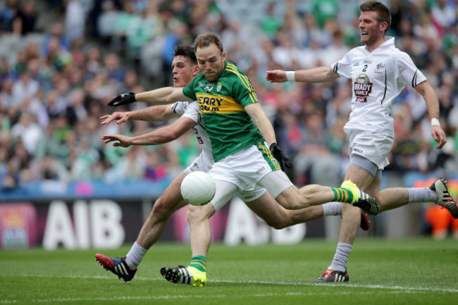 Darran OÕSullivan scores a goal despite the attention of Ciaran Fitzpatrick and Eoin Doyle