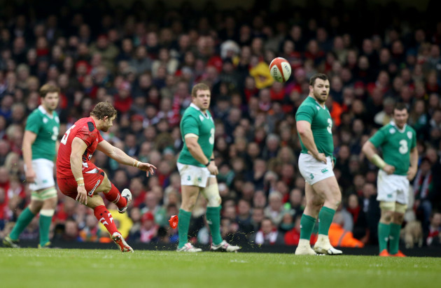 Leigh Halfpenny kicks a penalty late in the game