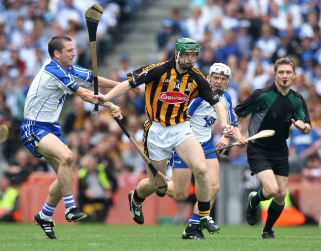 Henry Shefflin tackled by Ken McGrath and Stephen Molumphy