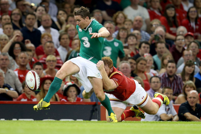 Eoin Reddan tackled by Dan Baker