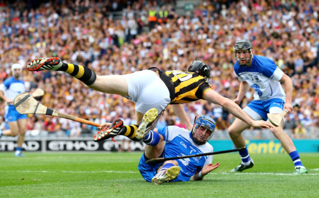 Stephen OÕKeeffe tackles Walter Walsh