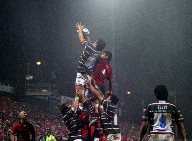 General view of a lineout in the rain