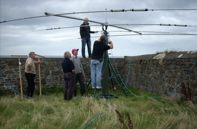 Limerick Radio Club members Alan EI8EM - Mike EI2IX - Brendan EI0CZ - Liam EI7DSB - Ger EI4GXB - erecting high frequency antenna