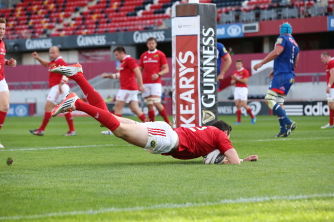 Matt D'Arcy scores a try