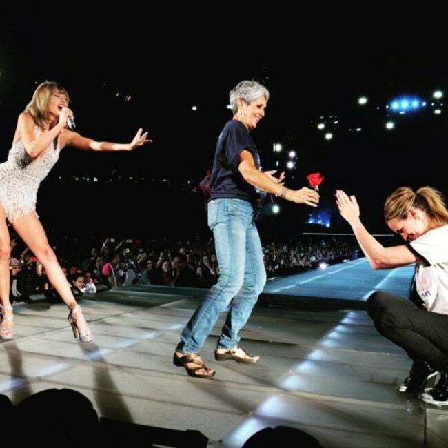 Tonight Joan Baez and Julia Roberts danced it out to 'Style'. These two women are my heroes. What an honor.