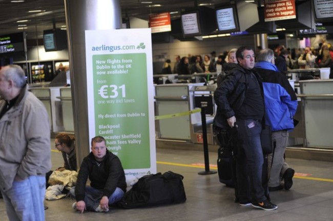 22/12/2010 Dublin Airport scenes. Passengers are w