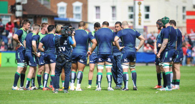 Pat Lam speaks to his players during the warm up