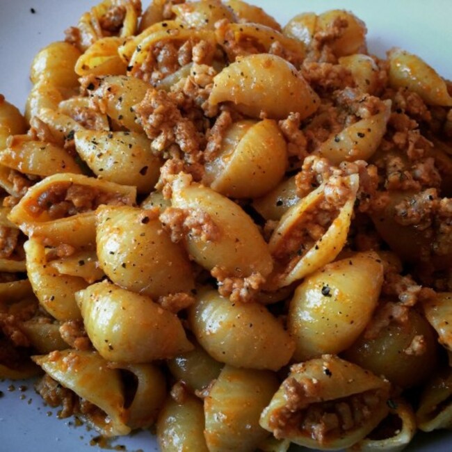 Conchiglie pasta with lean turkey in a tomato & mask-a-pony (mascarpone) sauce