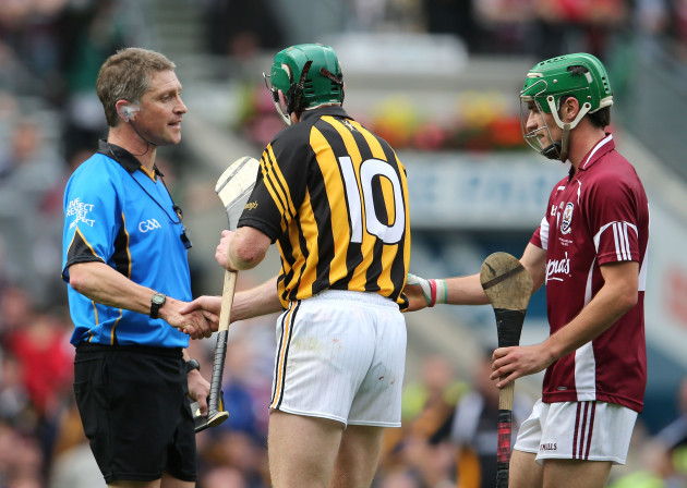 Barry Kelly shakes hands with Henry Shefflin