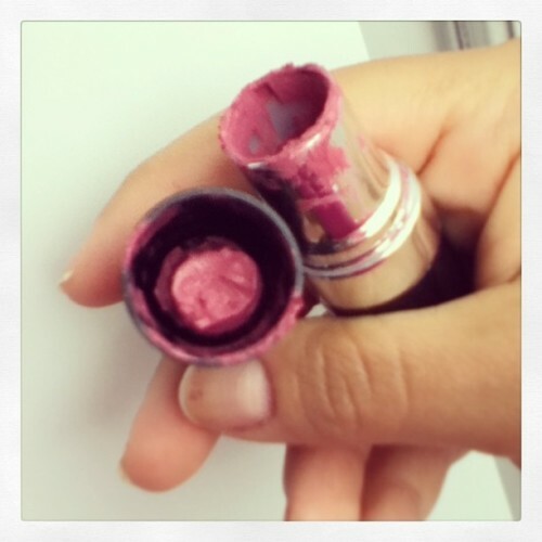 Que dor no coração quando isto acontece viu!!! #batomquebrado #brokenlipstick #desperdicio #aiquedo #mulherzices