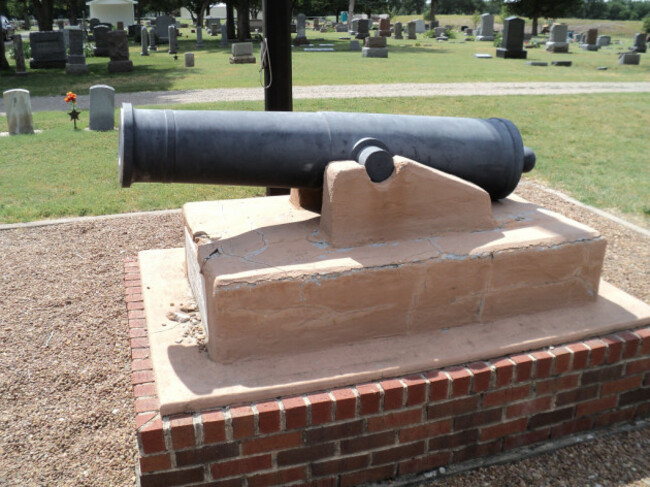 Civil war Cannon in Hillside Cemetery