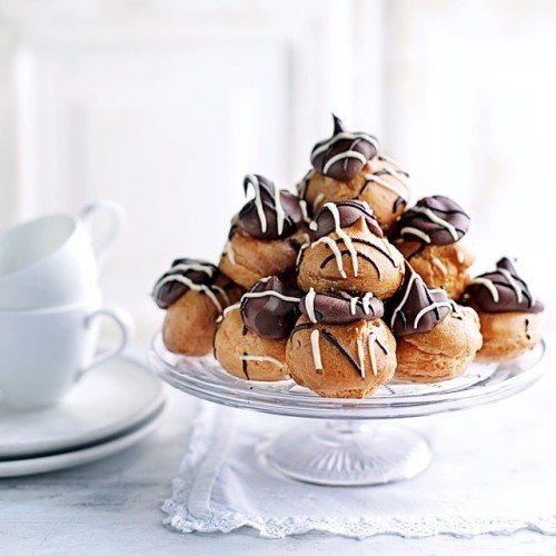 We have a sneaking suspicion that a few of you might just like a stack of these... #profiteroles