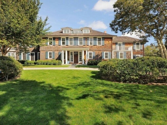 the-six-bedroom-amagansett-new-york-mansion-was-actually-rented-by-the-clintons-last-year-around-this-same-time