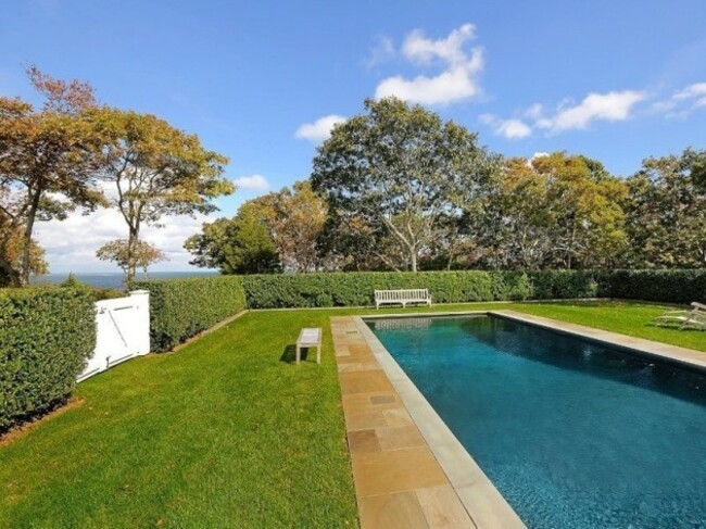 the-clintons-can-also-enjoy-the-propertys-50-foot-pool