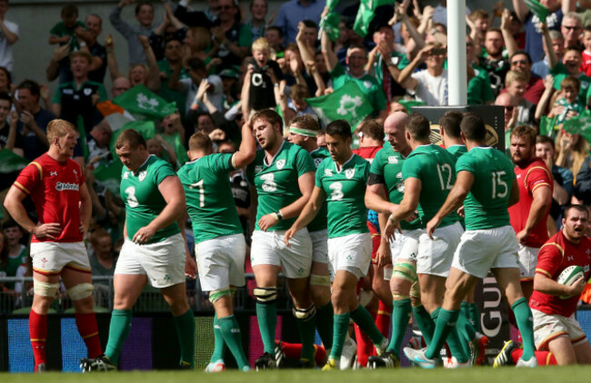 Iain Henderson celebrates scoring his try