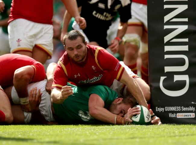 Iain Henderson scores their first try of the game