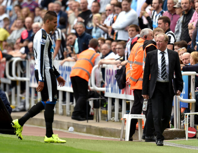 Soccer - Barclays Premier League - Newcastle United v Arsenal - St James' Park