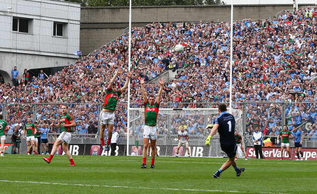 Stephen Cluxton misses a free kick