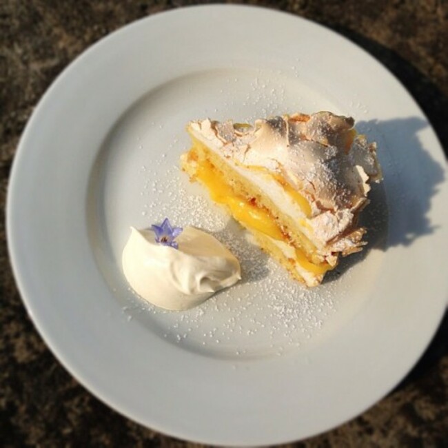 A expressão perfeita de Pornfood: a tarte de limão merengada dos Glebe Gardens, em Baltimore. Para os anais | Real porndessert: Lemon curd meringue tart at Glebe Gardens, Baltimore.