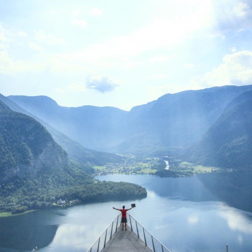 21 724km // Hallstatt // Austria This is Steve's epic Titanic moment. After a 60-minute hike we came to the World Heritage Skywalk hovering 350m above the town and offering a breathtaking view of Lake Hallstatt. We'll let the picture tell you the rest. Tag someone you would want to do this with! Follow our story )) link to blog in profile. #HFFH_travels