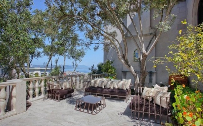 and-theres-lots-of-comfortable-outdoor-lounging-space