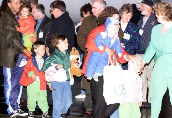Kosovo/Ireland-refugees-airport