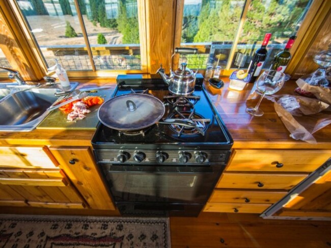 the-two-use-fresh-ingredients-from-their-garden-to-prepare-delicious-meals-the-saying-we-love-to-tell-each-other-is-just-because-we-live-off-grid-doesnt-mean-we-have-to-eat-bad-food-colley-told-zillow