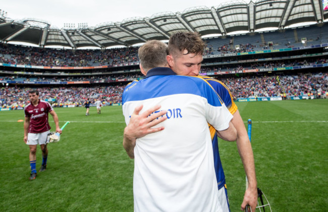 Eamon O&Otilde;Shea consoles Seamus Callanan after the game