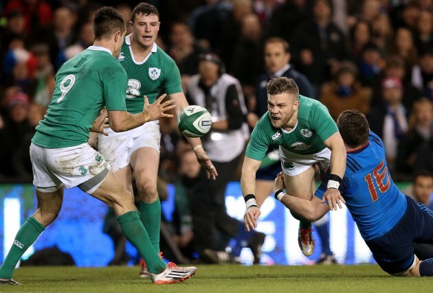 Ian Madigan offloads to Conor Murray