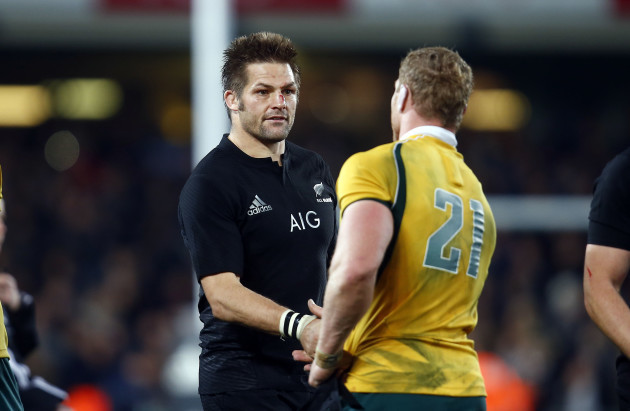 Richie McCaw shakes hands with David Pocock
