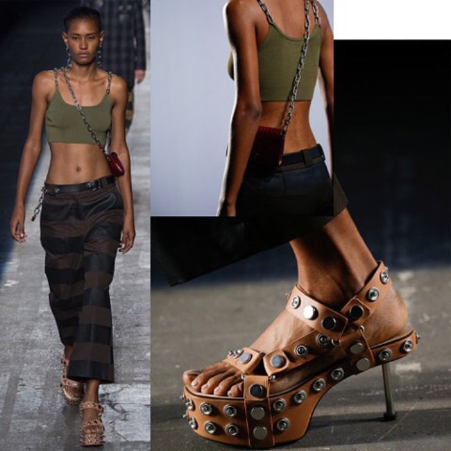 #AlexanderWang #NYFW : #MAMEY @jamellita Gente a parte de sus diseños #cool e inspirados en la calle. Uno de los fuertes del diseñador son los accesorios que en cada temporada se sale de los esquemas. Miren esos zapatos que lleva #ysaunnybrito