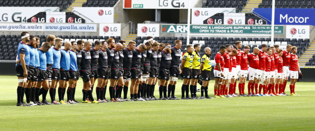 Ospreys and Munster mark a minute's silence for Jerry Collins
