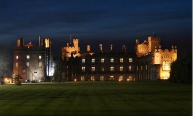 kilkenny_castle_at_night-500x300