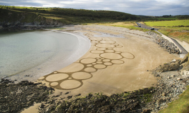 the-art-hand-image-beach-bubbles-500x300