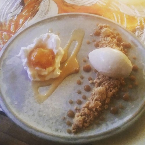 Always something different... look at the egg in my desert!! so delicious!!! #desert #foodporn #eggwhite #meringue #eggyolk #brulee #icecream #galway #ireland