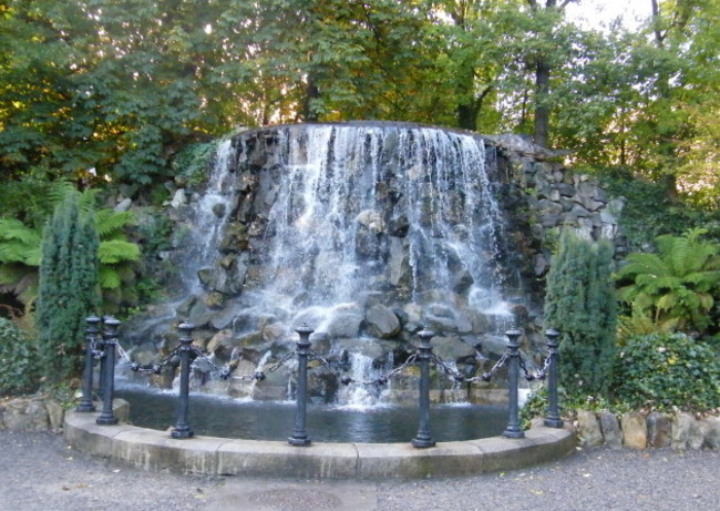 Waterfall_in_Iveagh_Gardens