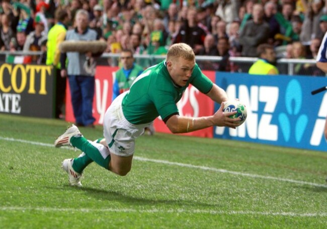 Keith Earls scores a try
