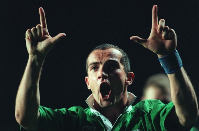 Conor O'Shea celebrates his try