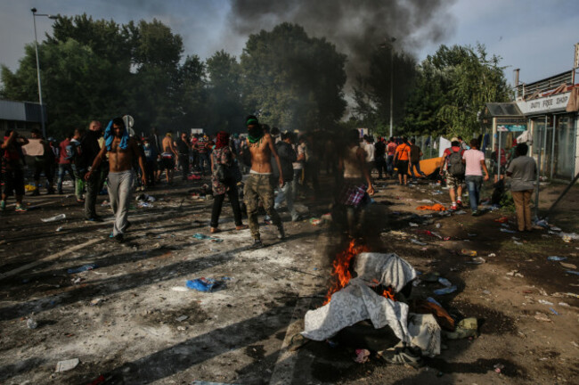 Clashes between refugees and the hungarian police - Serbia Hunga